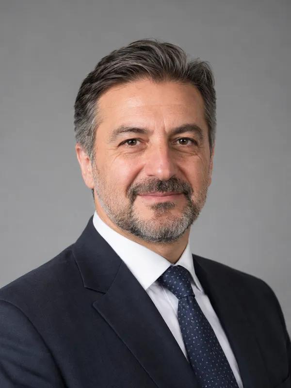 Temsilî örnek: takım elbiseli kurumsal portre