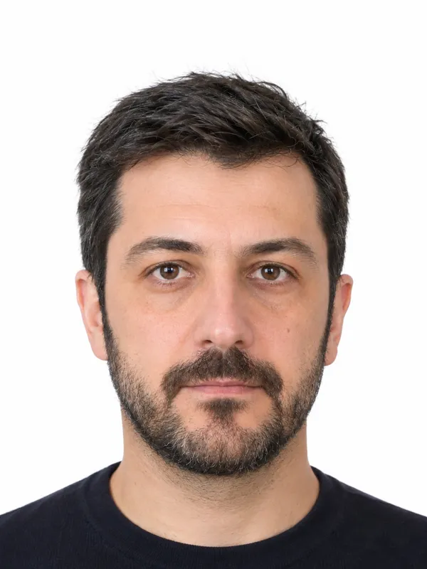 Temsilî örnek: aynı fotoğrafın cilt ve göz altı rötuşlu hâli