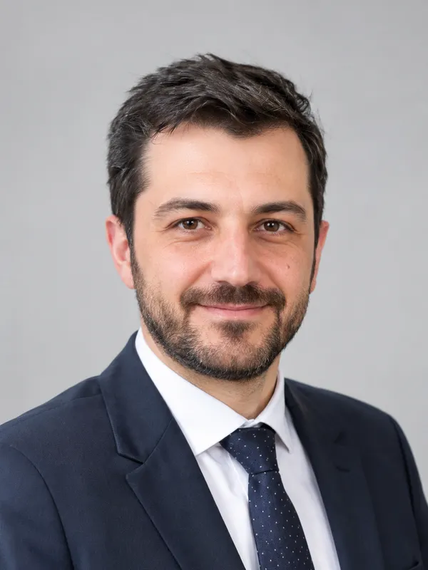 Temsilî örnek: aynı kişiye yapay zekâ ile takım elbise ve kravat eklenmiş kurumsal portre
